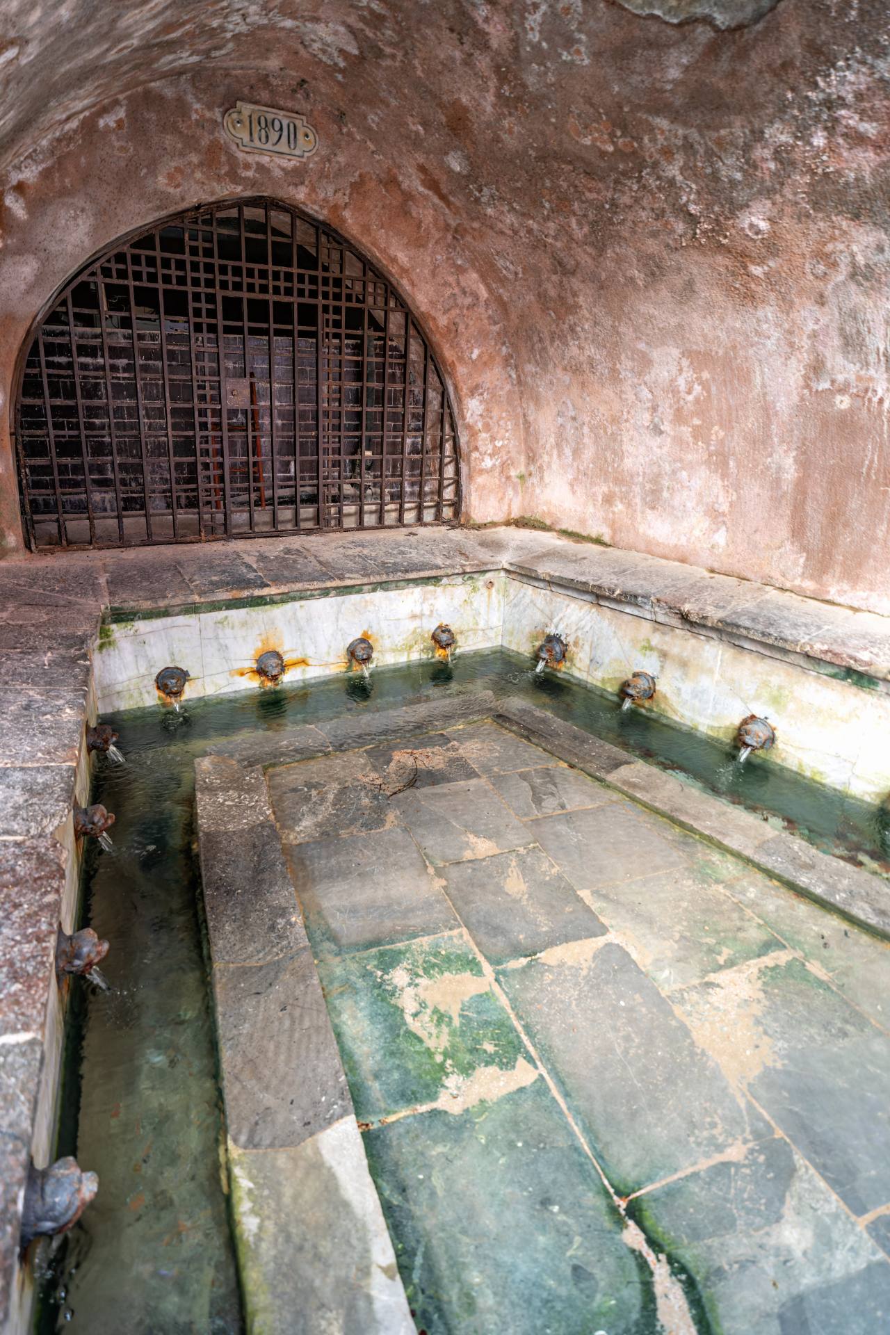 In der Via Vittorio Emanuele befindet sich das Lavatoio Medievale Fiume Cefalino, das als „mittelalterliches Waschhaus“ bekannt ist. Es wurde über dem Fluss Cefalino errichtet. Jahrhundertelang haben die Frauen der Stadt hier ihre Wäsche gewaschen. Eine Steintreppe führt hinunter zum Waschplatz. Das Wasser des Cefalino fließt auch heute noch in die zahlreichen rechteckigen Steintanks und Becken in der Umgebung, bevor es durch überdachte Tunnel, die ins Meer führen, wieder abfließt.